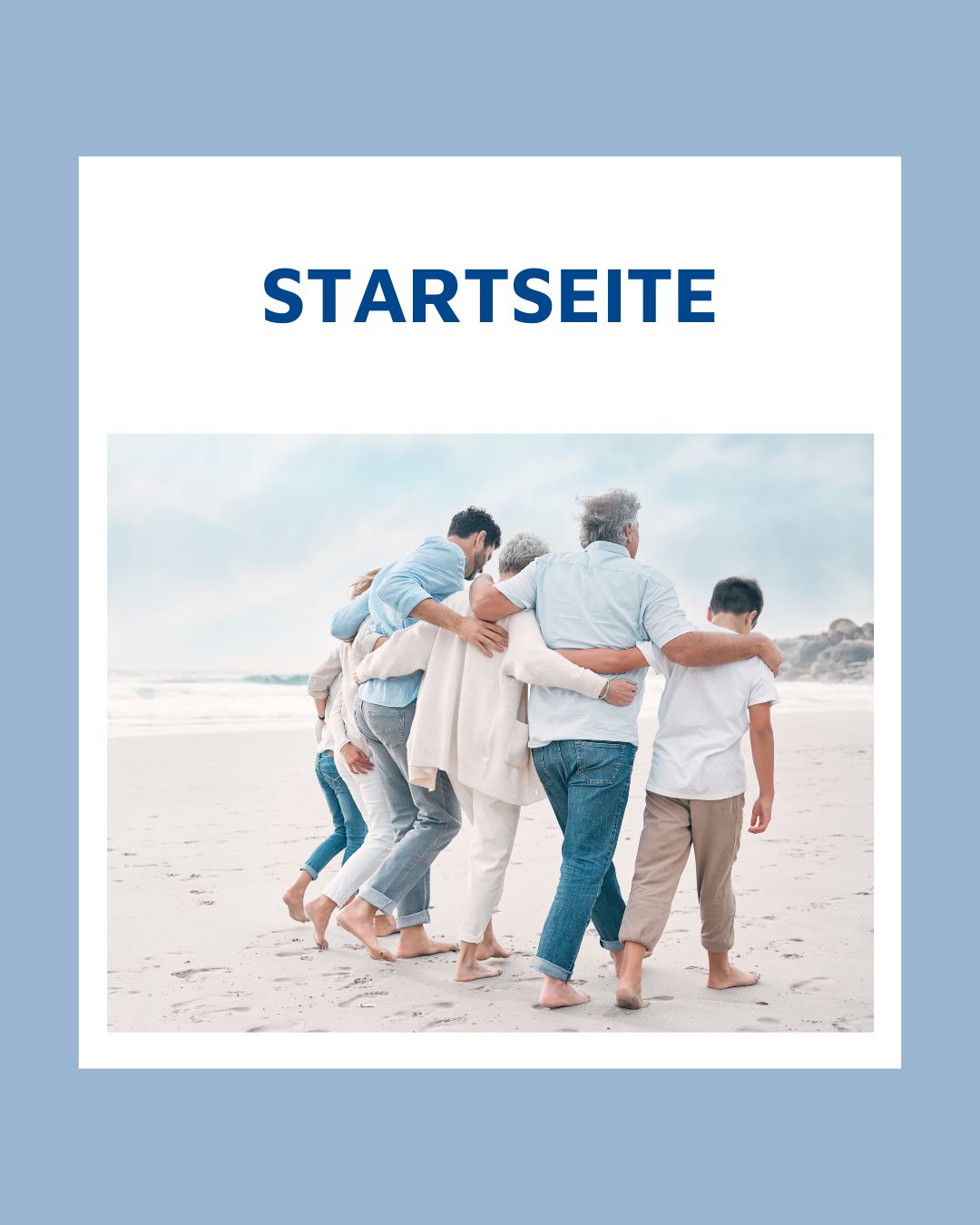 Grafik mit Schriftzug Startseite und Familie geht barfuß und eng umschlungen gemeinsam am Strand entlang.